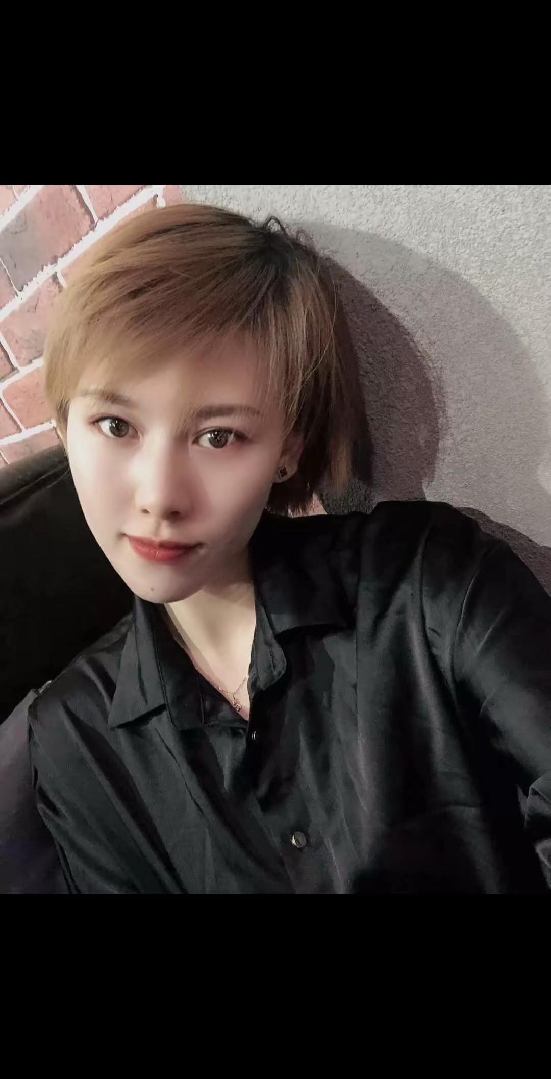 你以为那么多的挫折，足够磨平她的骄傲与志气但仔细看她的眼睛就知道，她还是当年的意