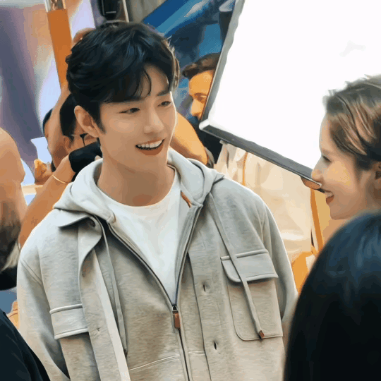 肖战这次的反应有点出乎意料。他和那位同事打招呼时露出笑容，口型能看出是好久不