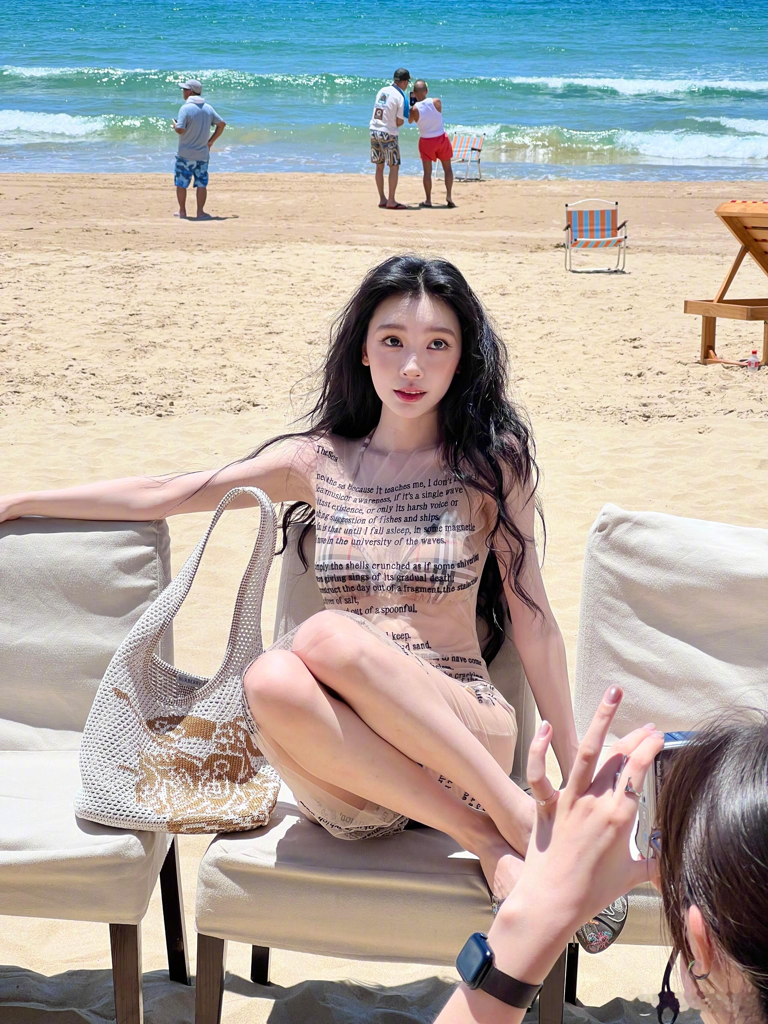 易梦玲马甲线易梦玲真的是行走的衣架子，身材太好了