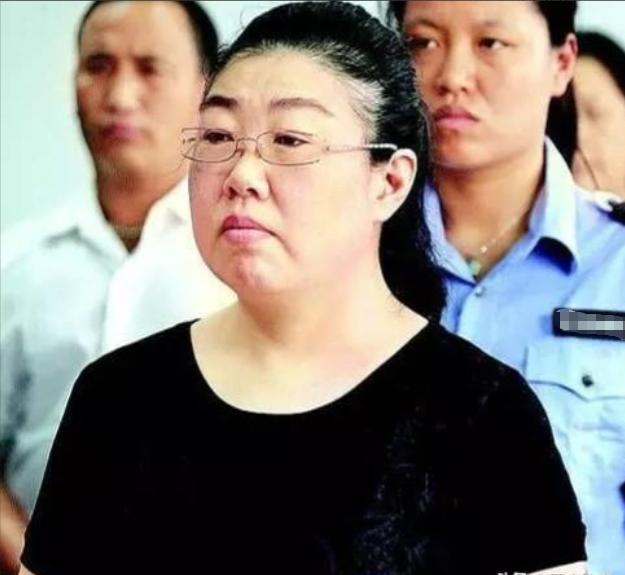 一个农村姑娘，换了姓名、改了年龄、编了学历，甚至伪造父母身份和入党材料，一路成为