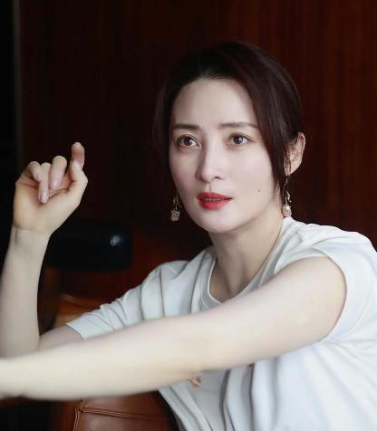 ☁黄磊后来回忆说：当年蒋勤勤刚进大学第一天，整个校园都轰动了。我直接翘课，