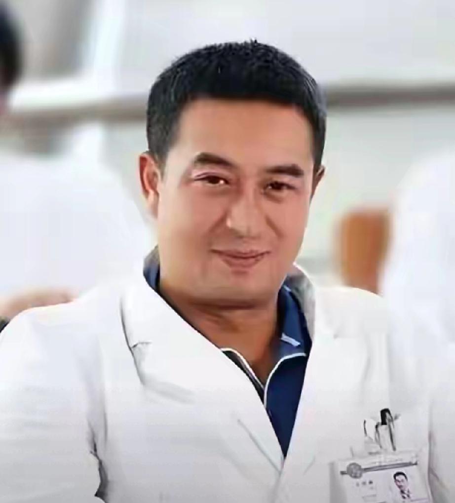 央视盛赞！56岁张嘉益带病突破，凭无声演技打脸浮躁内娱真正的老戏骨