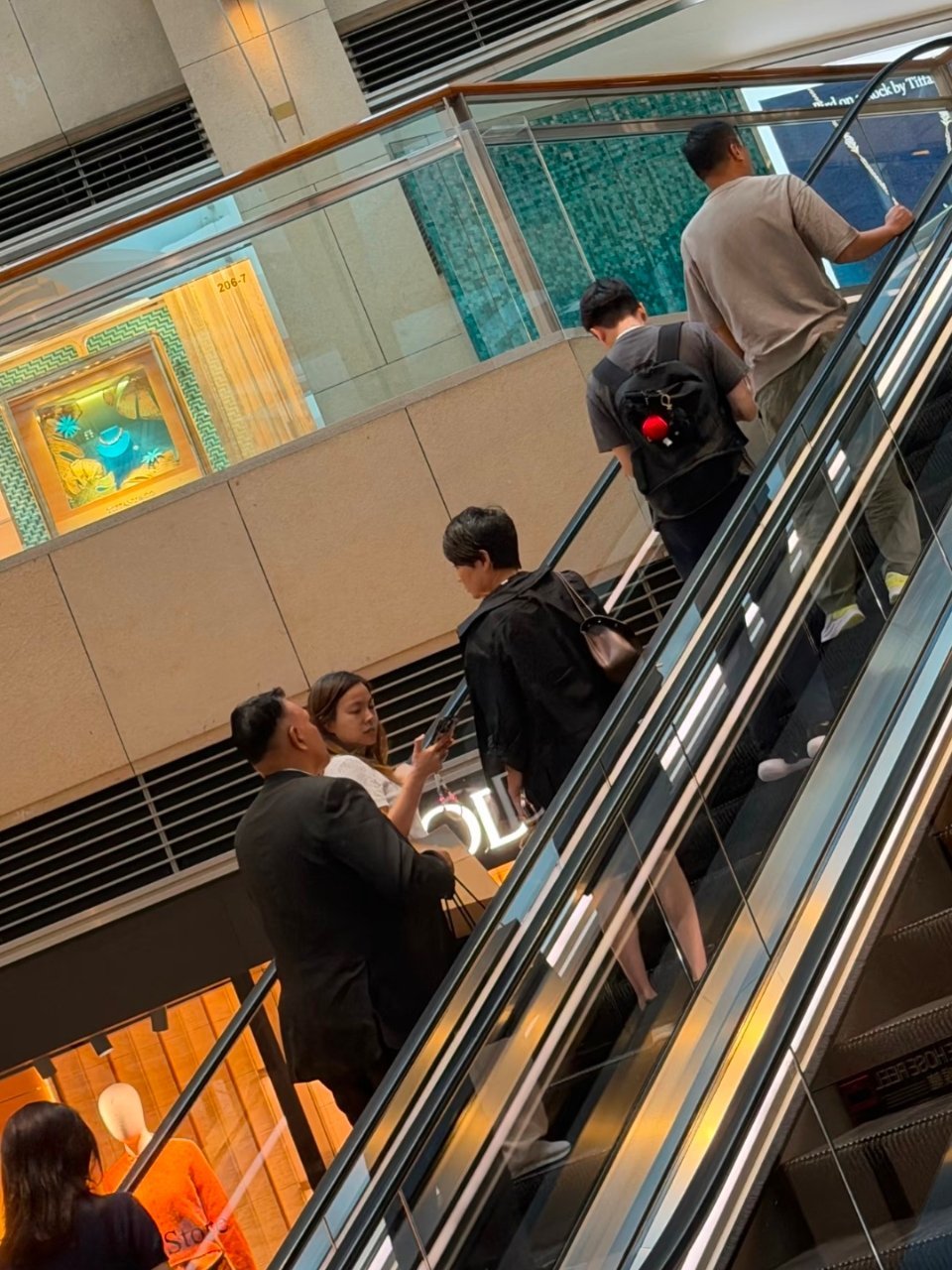 赌王四姨太梁安琪在香港置地广场逛街被网友偶遇了，四姨太对儿媳妇奚梦瑶特别好，根本就不存在婆媳矛盾，时