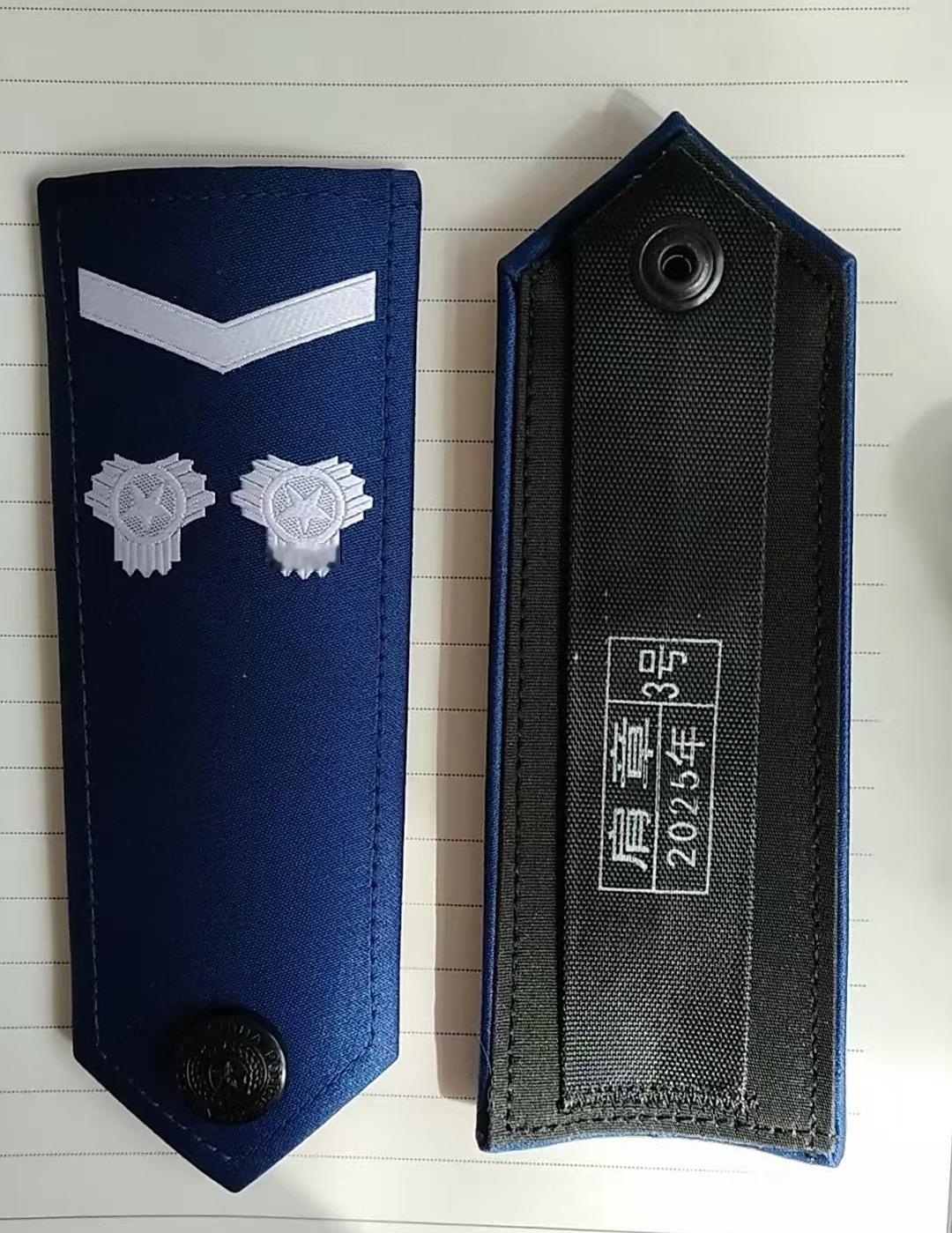辅警肩章的设计核心为区分民警并体现辅助身份‌！用“拐‌”加三角星花‌组合来区