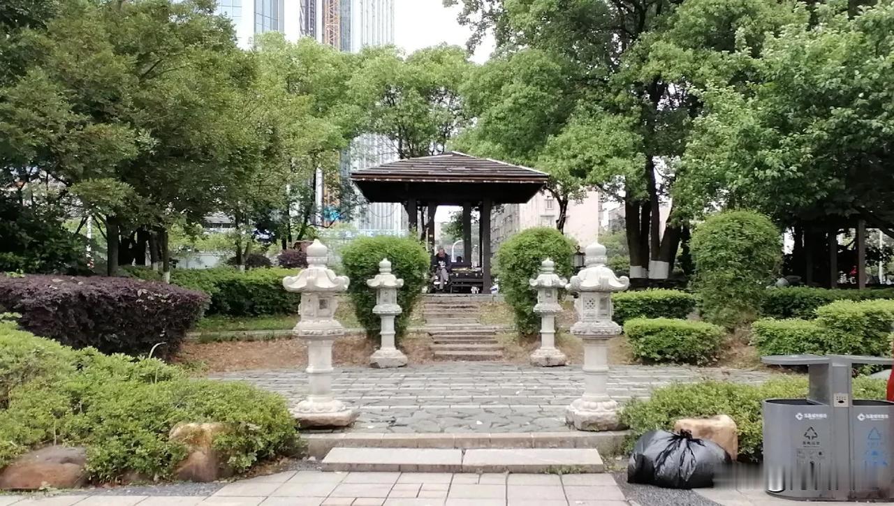 记得刚回家照顾婆婆的时候，发现她穿的黑面布鞋上一层厚厚的白灰。我以为是她出去踩