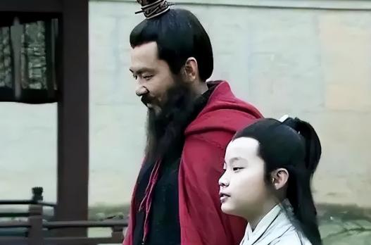 公元208年，13岁的曹冲病逝，他的好友周不疑悼念后离开。曹操吩咐手下：“去把这