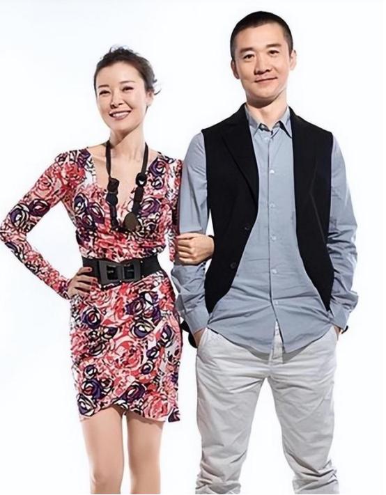 2011年，39岁的柯蓝恋上黄志忠，黄志忠不顾一切与结婚13年的琼瑶女郎何音离婚