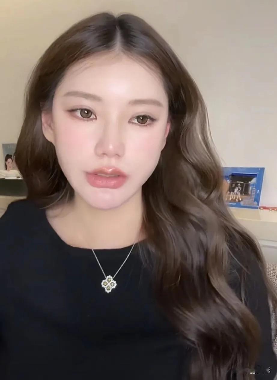 马筱梅直播间透露小玥儿还是不敢一个人睡觉！晚上，妈妈和球球（狗狗）会陪小玥儿