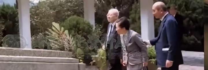八十年代，年逾古稀的“物理女王”吴健雄赴胡适墓园扫墓，轻吟恩师墓志铭时潸然泪下，