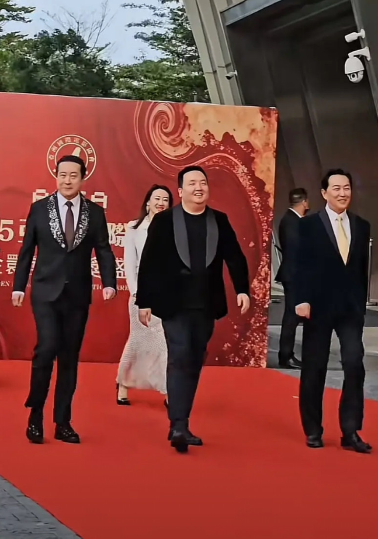 谁曾想袁绍，刘禅，诸葛亮居然有一天同台了。