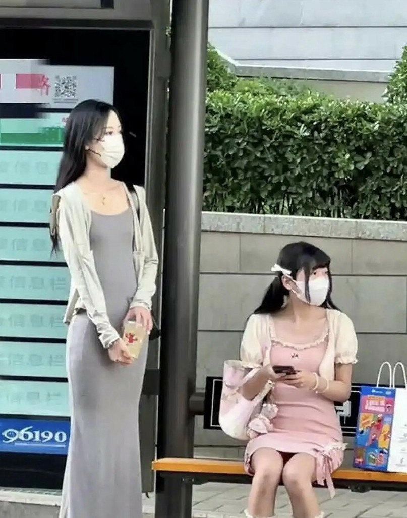 好奇，长发小姐姐的手机从哪里掏出来的？