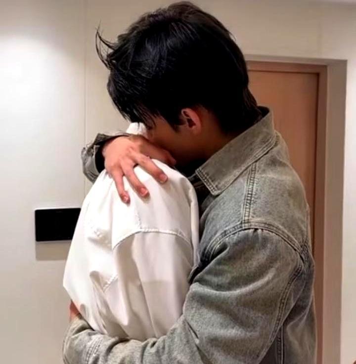 别再傻等剧里发糖了，谁能想到，最甜的售后竟然在戏外。王鹤棣一个拥抱，直接把