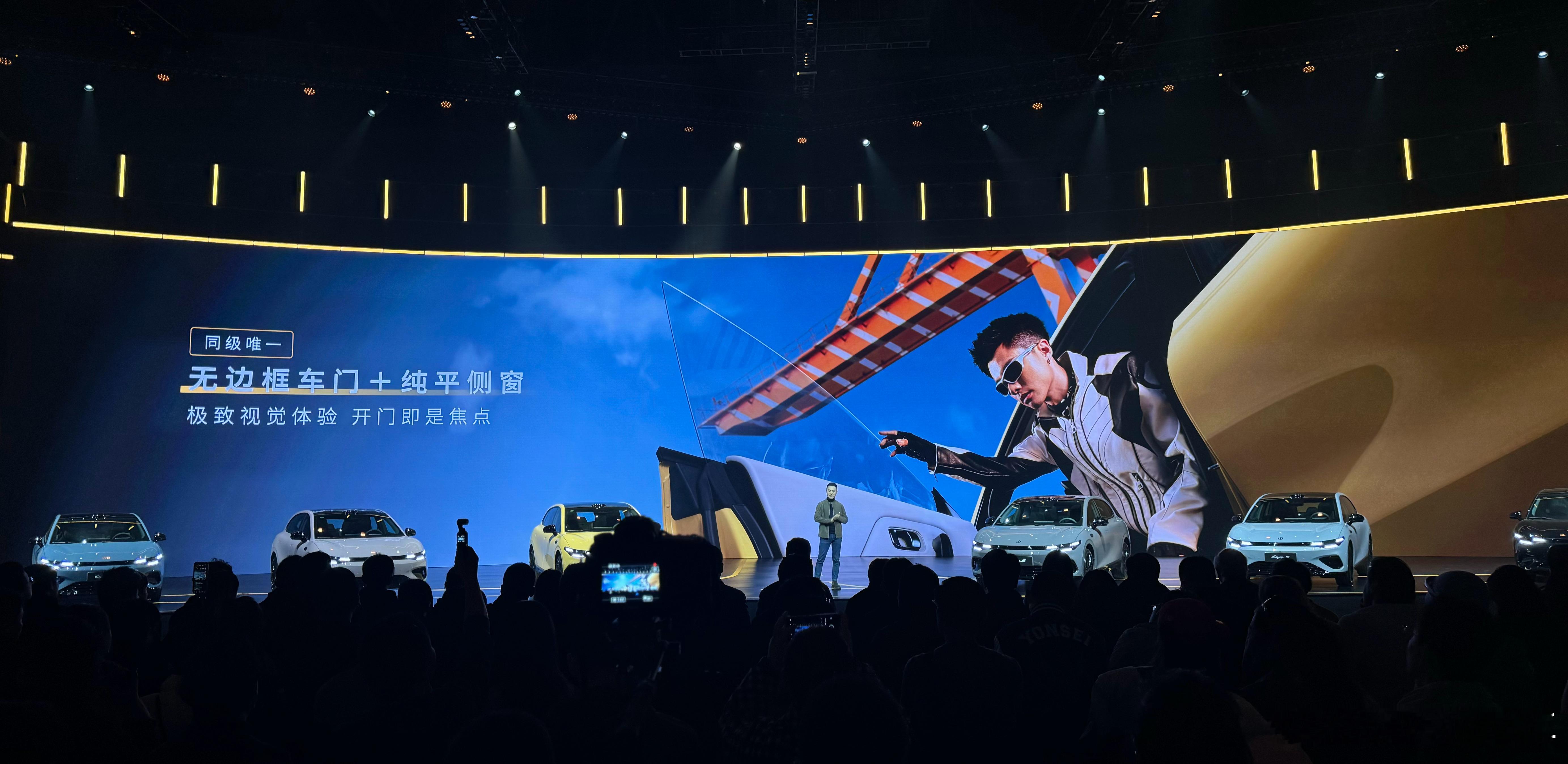 纯平侧窗的背后是造型设计更是成本，这次零跑Lafa5将它带到了10万级，进一