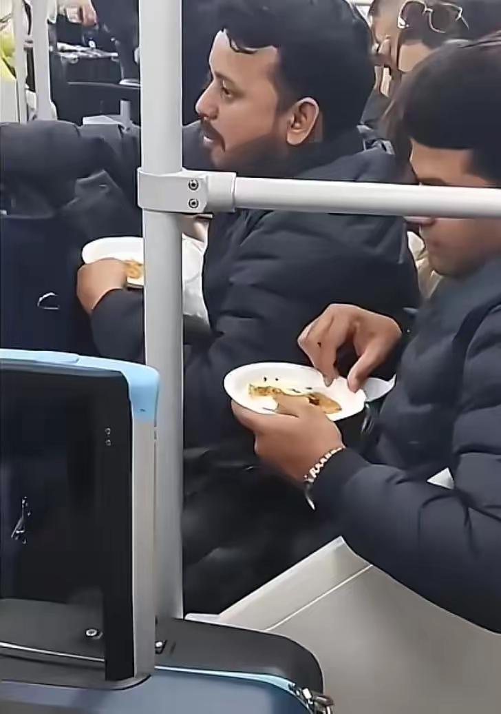 上海作为国际大都市，终于领教了印度人的厉害！印度人肆意践踏公共规则，无视地铁车厢