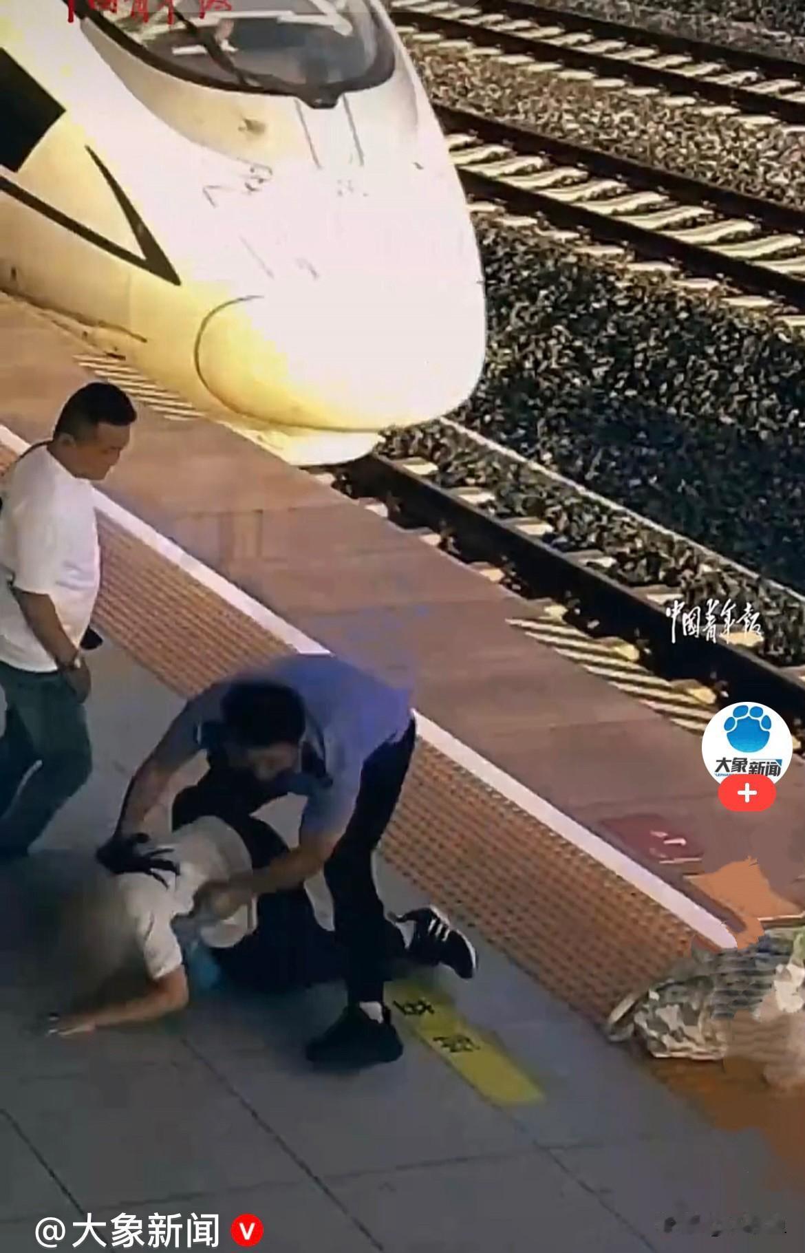 近日，河北辛集火车站车站巡视员邓先生，在日常执勤值守时，细心发现站台一名独自候车