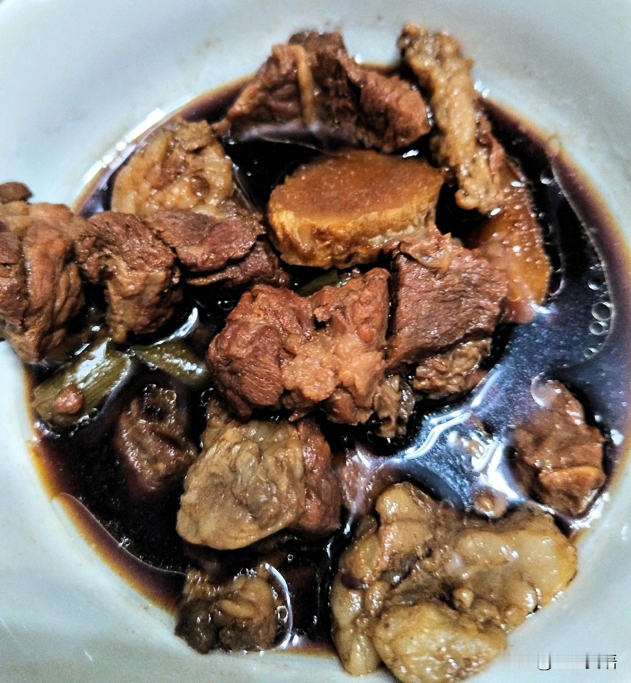 高一生的早餐，越来越精简了。今天，一份红烧炖牛肉，牛奶小馒头，还有一小碗杂粮米糊