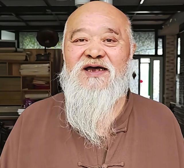 68岁的演员李琦退休后，竟在街头摆摊卖起了烤串。路人上前询问价格，李琦笑着回应：