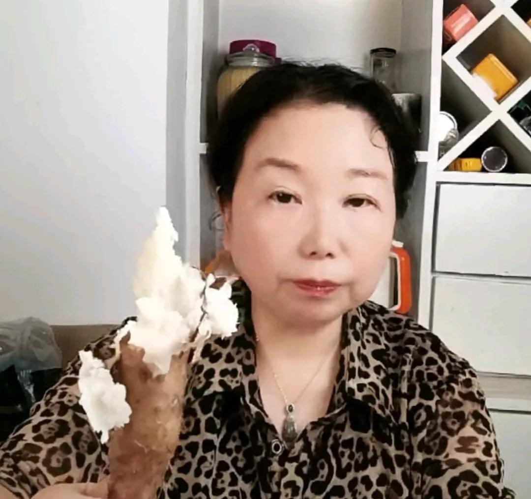 杜大娘和老郭今天都出来直播卖货了，老郭在兰考老家卖红薯，大娘在驻马店卖红薯，