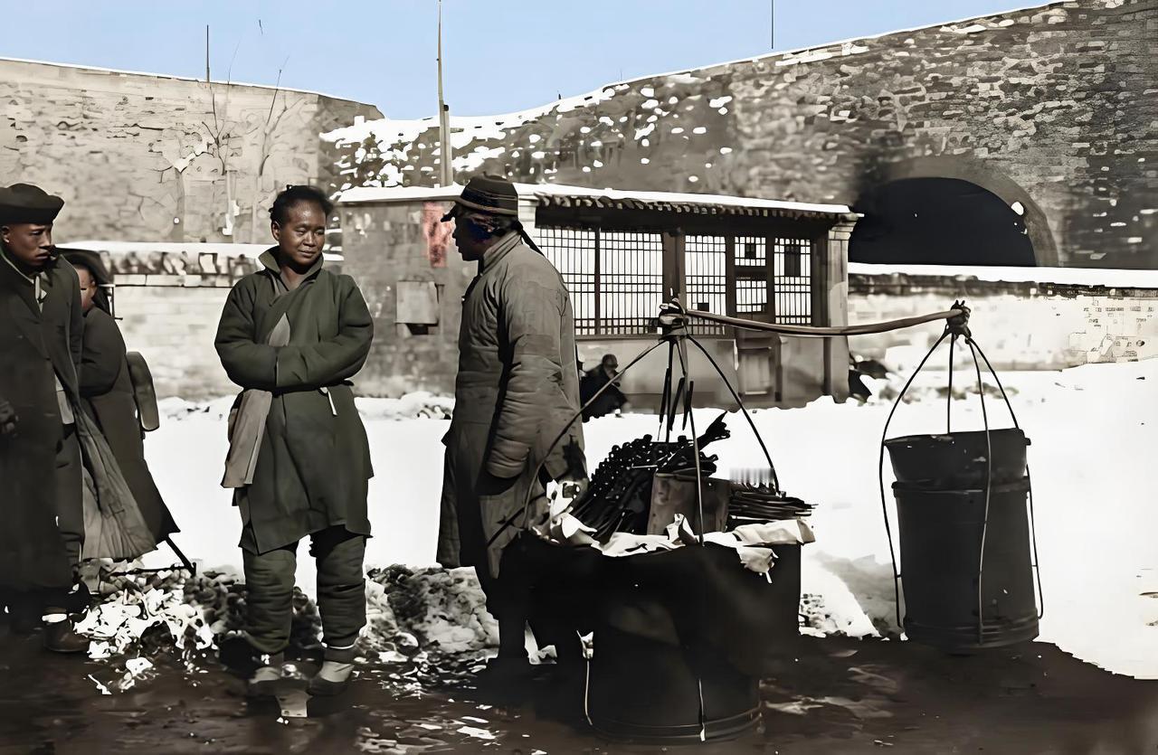 清末，雪地里的市井，一位冰糖葫芦小贩挑着担子，担子一头的草把上插满了一串串诱人的