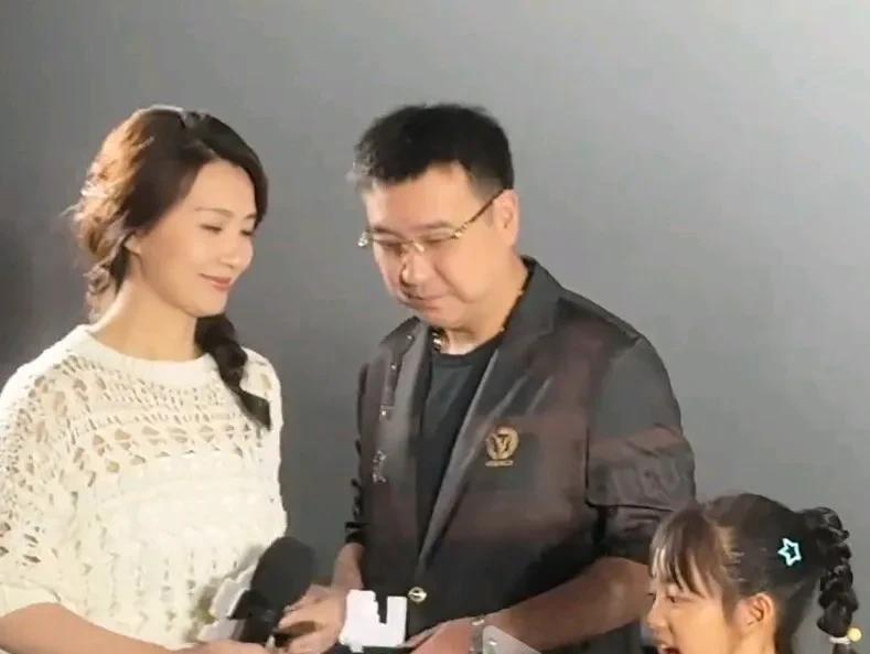 陈好和王晓晨同框，陈好告诉你什么叫再好化妆品抵不过抵不过底子好。46岁的陈好以