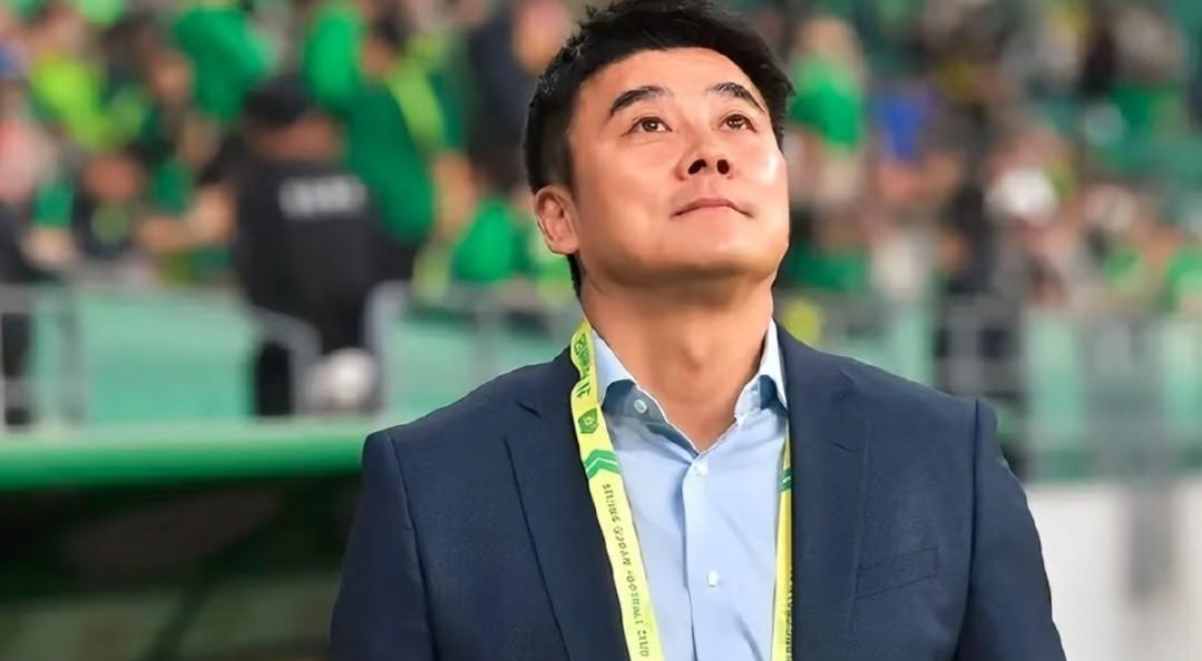 李明更衣室告别全队，九年任期到此结束！昨天最后一场比赛结束后，北京国安总经理李