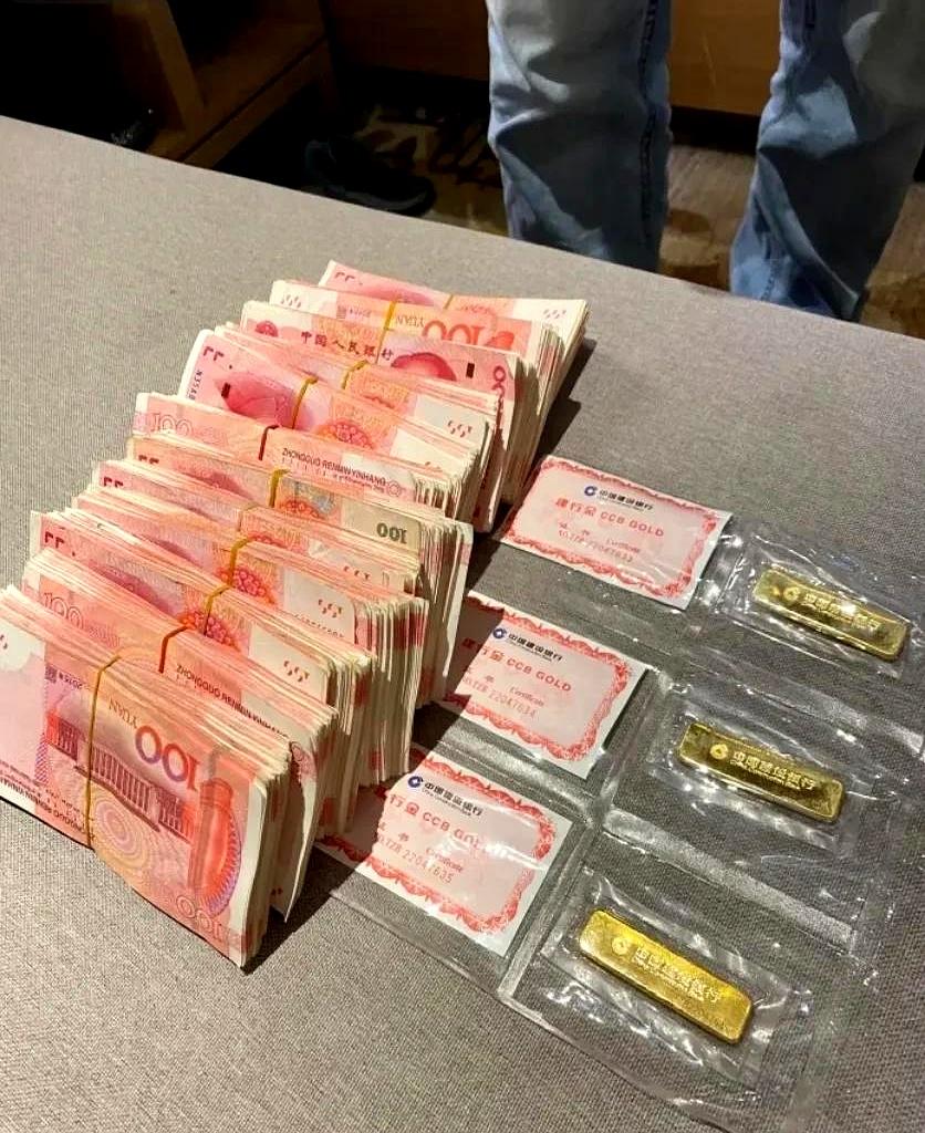 金价一路狂跌砸回880多，你猜现在拍断大腿的是哪拨人？绝对不是1200高位站岗