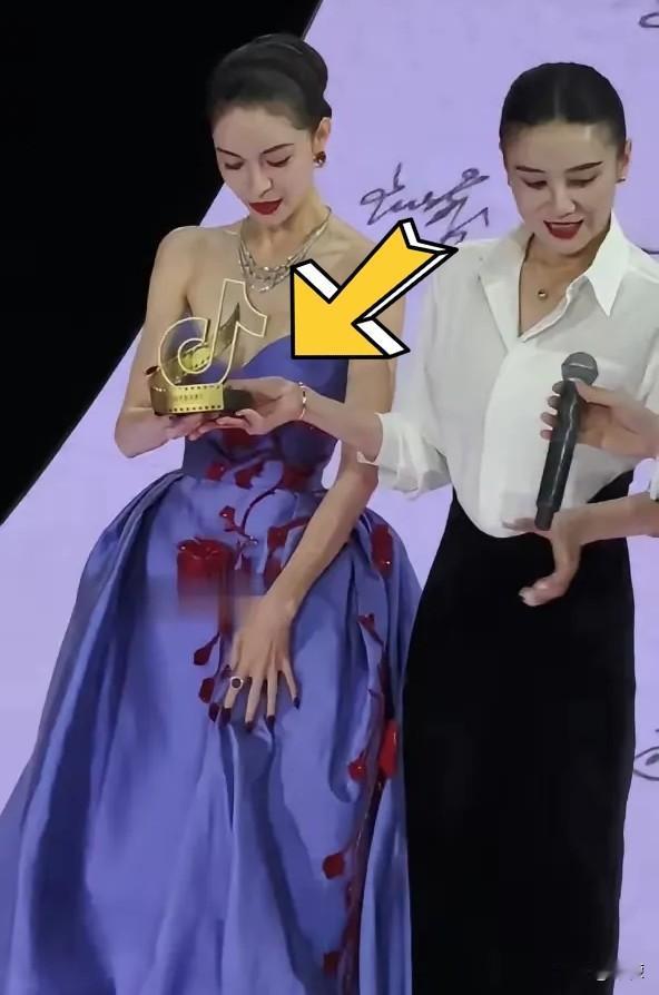 那短短几秒的尴尬，真是隔着屏幕都让人替她们俩脚趾抠地。宋佳的手伸过去，第