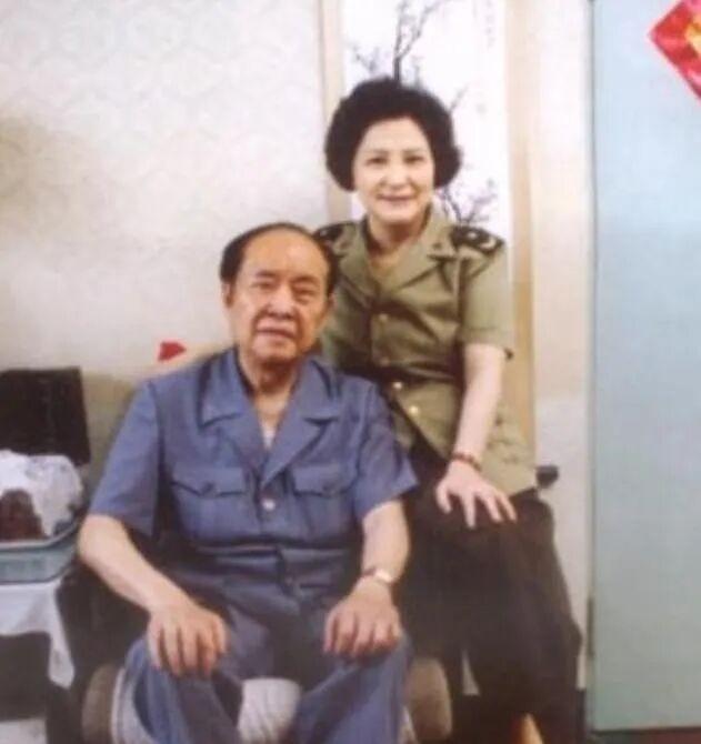 贺龙元帅的女儿贺捷生与丈夫李振军在家中合影。李振军曾任湖南省委书记、武警部队政