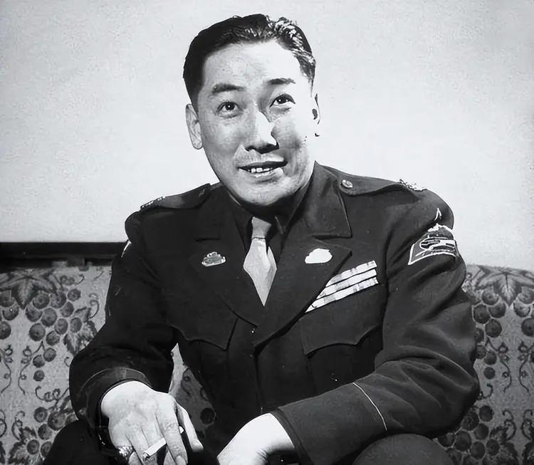 1942年，蒋纬国乘火车出行，碰见一位少将。那位少将瞧上了蒋纬国随身带着的手枪，