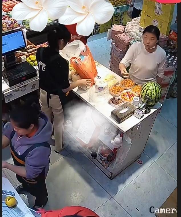 10月13日，湖南长沙的一家水果店内，一名女顾客购买橙子后请店员帮忙切块。表面上
