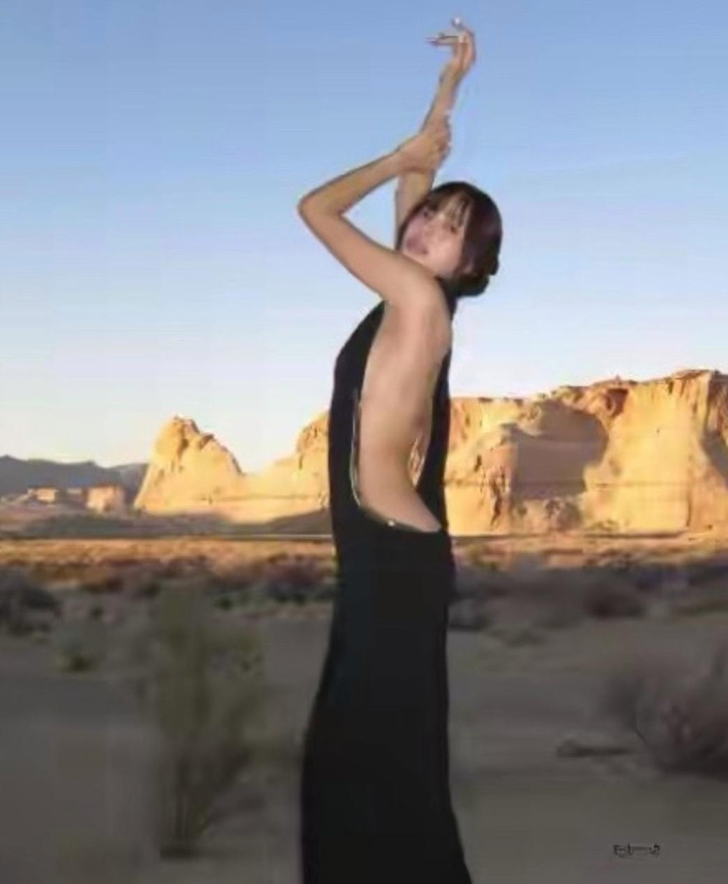 Lisa晒出在犹他州荒漠拍摄的一组氛围感写真，一身深V露背黑裙造型直接惊艳全网。