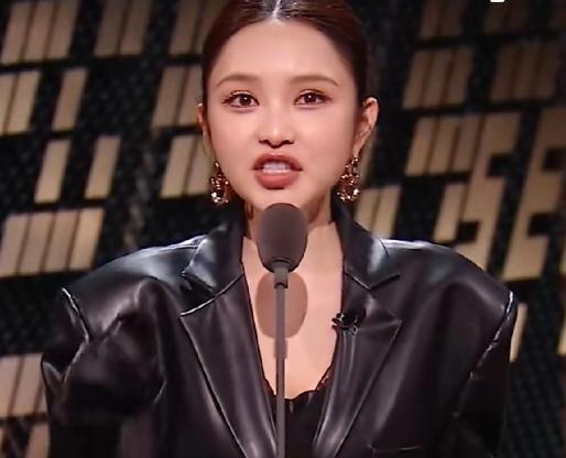 周扬青在节目里内涵刘晓庆保养靠打针整容，却说是靠打羽毛球。刘晓庆当场回怼那句“