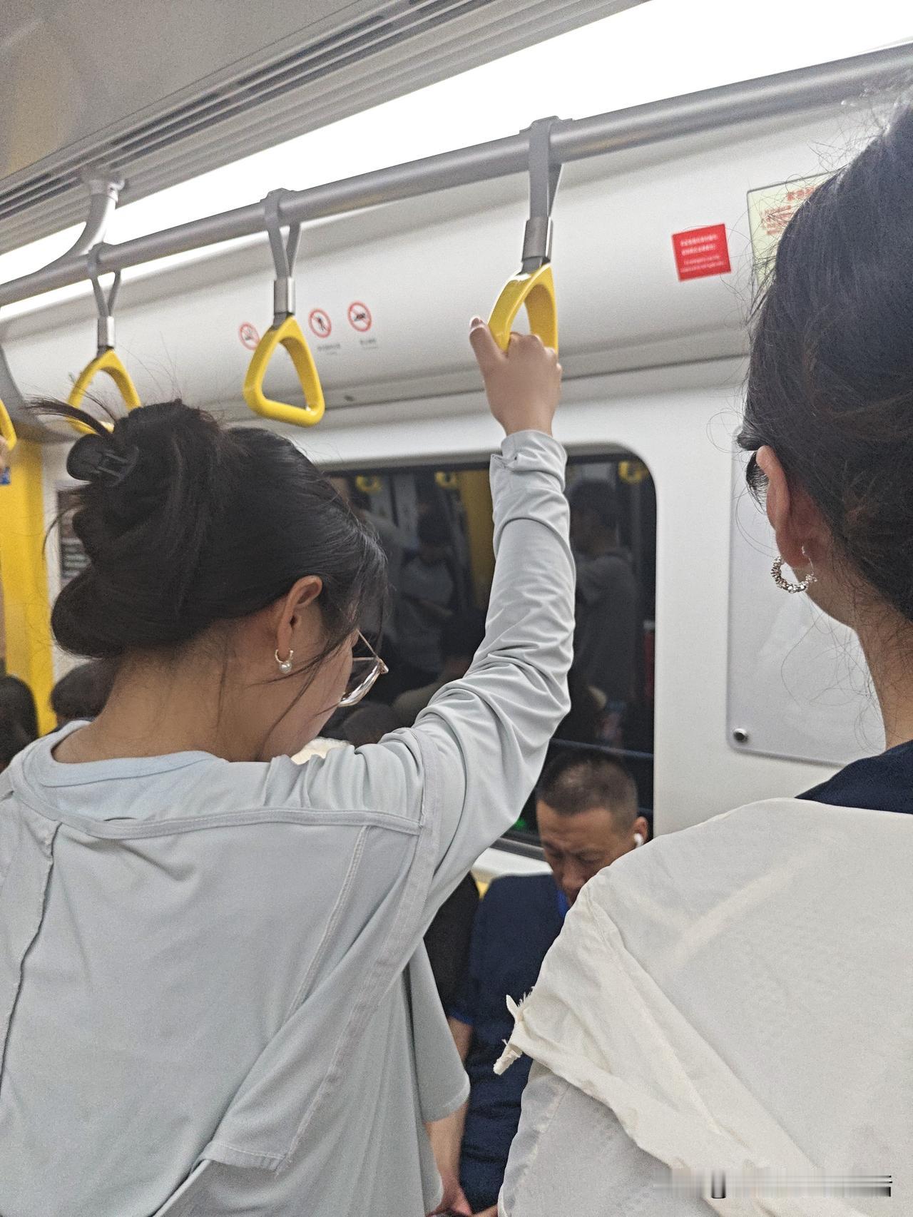 最近坐青岛地铁发现个有意思的事儿，特意来问问大家。我从海游路上车，转车到劲松