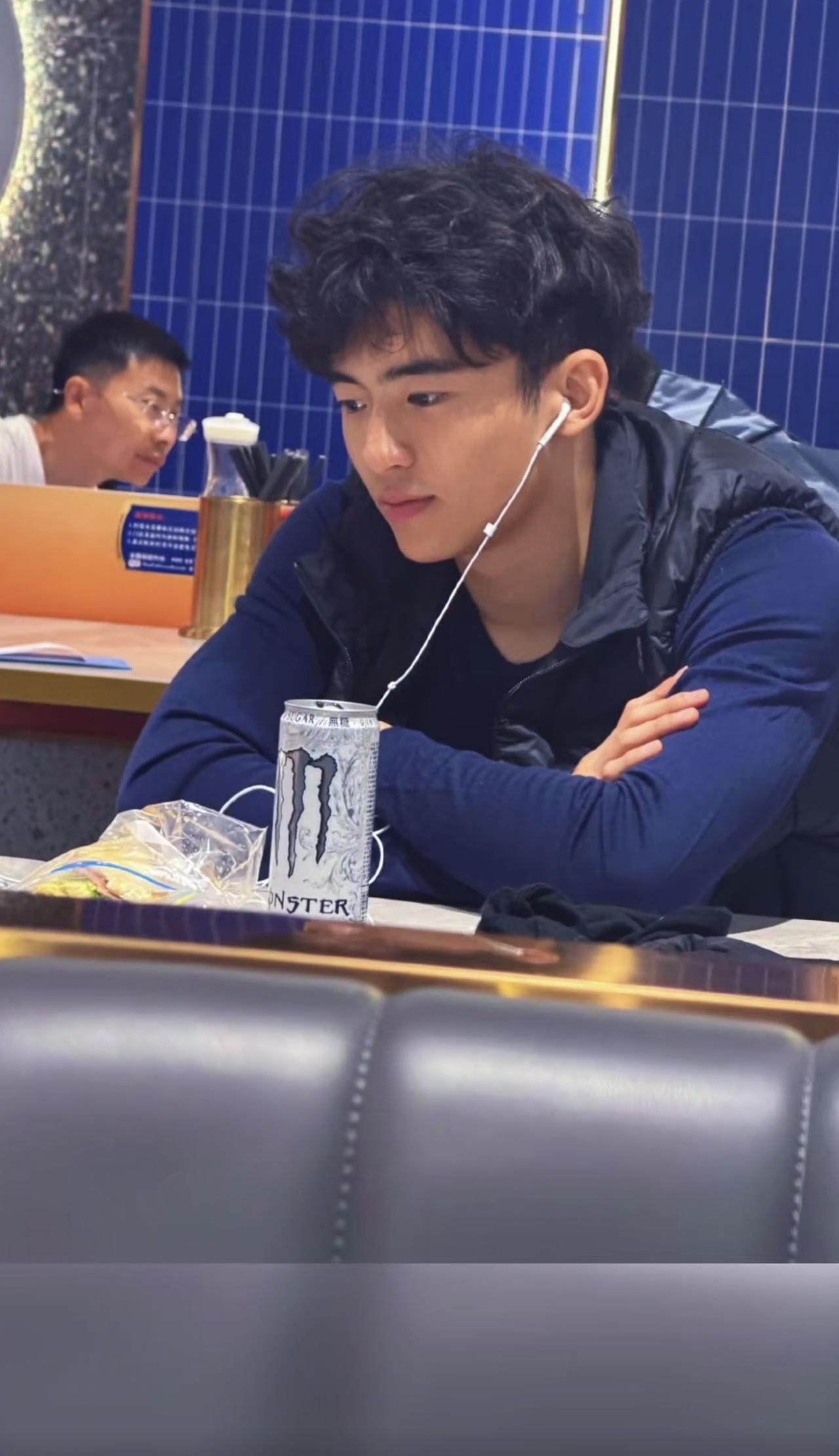 谢霆锋长子谢振轩18岁时的样子，有着超出年龄的沉稳气质。2025年年底，谢振