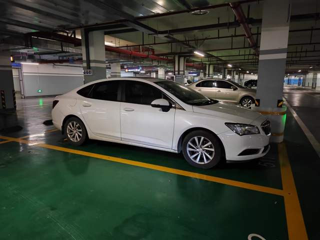 时代进步太快了2015年11月买的第一代别克威朗，1.5L自然吸气，比手掌还小