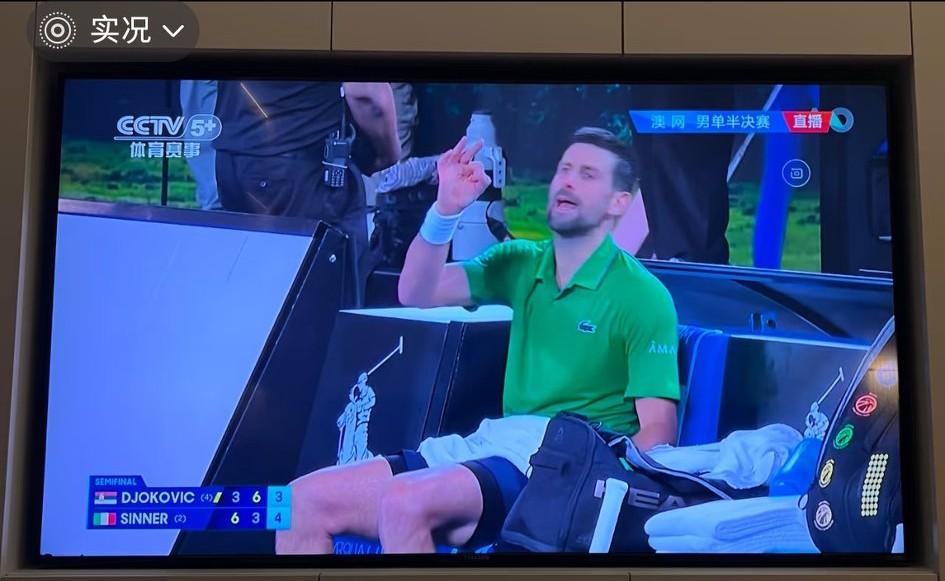 德约多次向教练团队要喝那个银色小瓶子里面的东东，这又是什么神仙药水？让今晚的德约