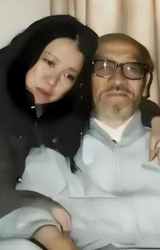 1990年，三毛跑到新疆和76岁的王洛宾同居。然而，王洛宾竟然说：“可以同居，