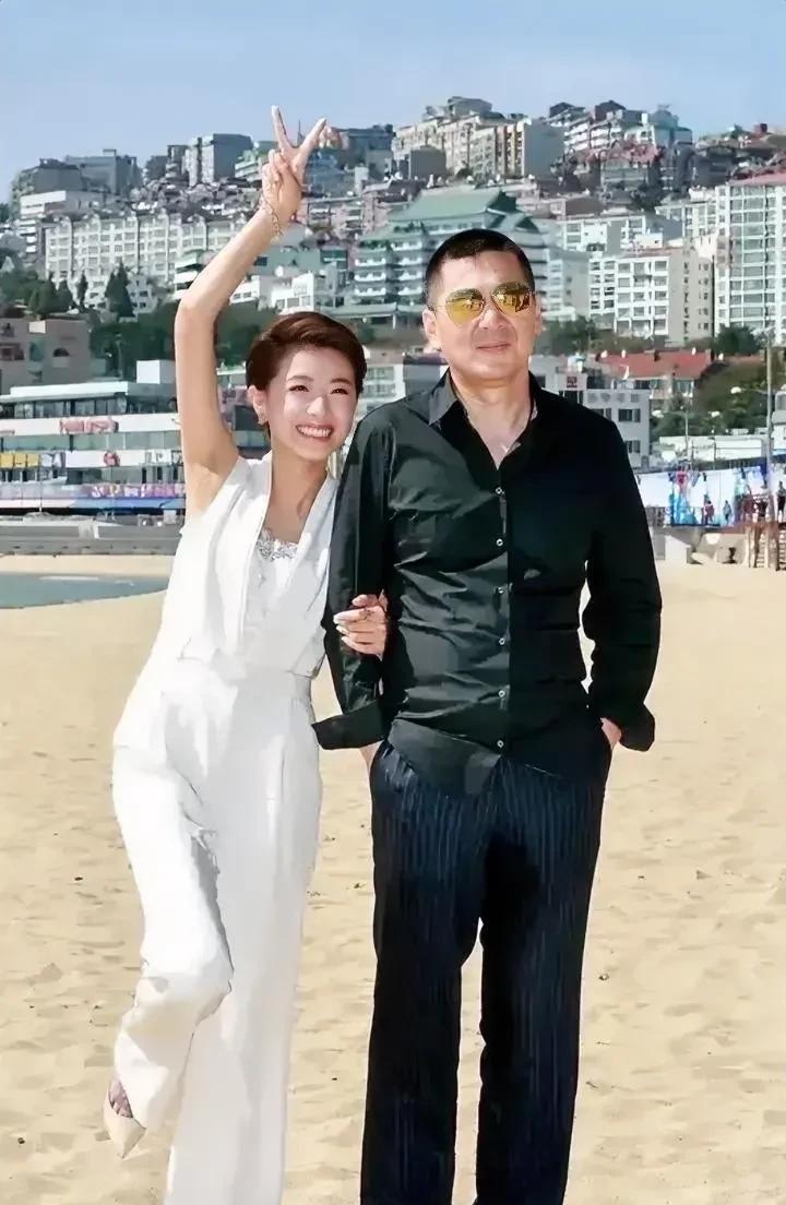 左边美女婀娜多姿！看上去比蒋勤勤漂亮的不是一星半点，让人着迷！不知道陈建斌还想更