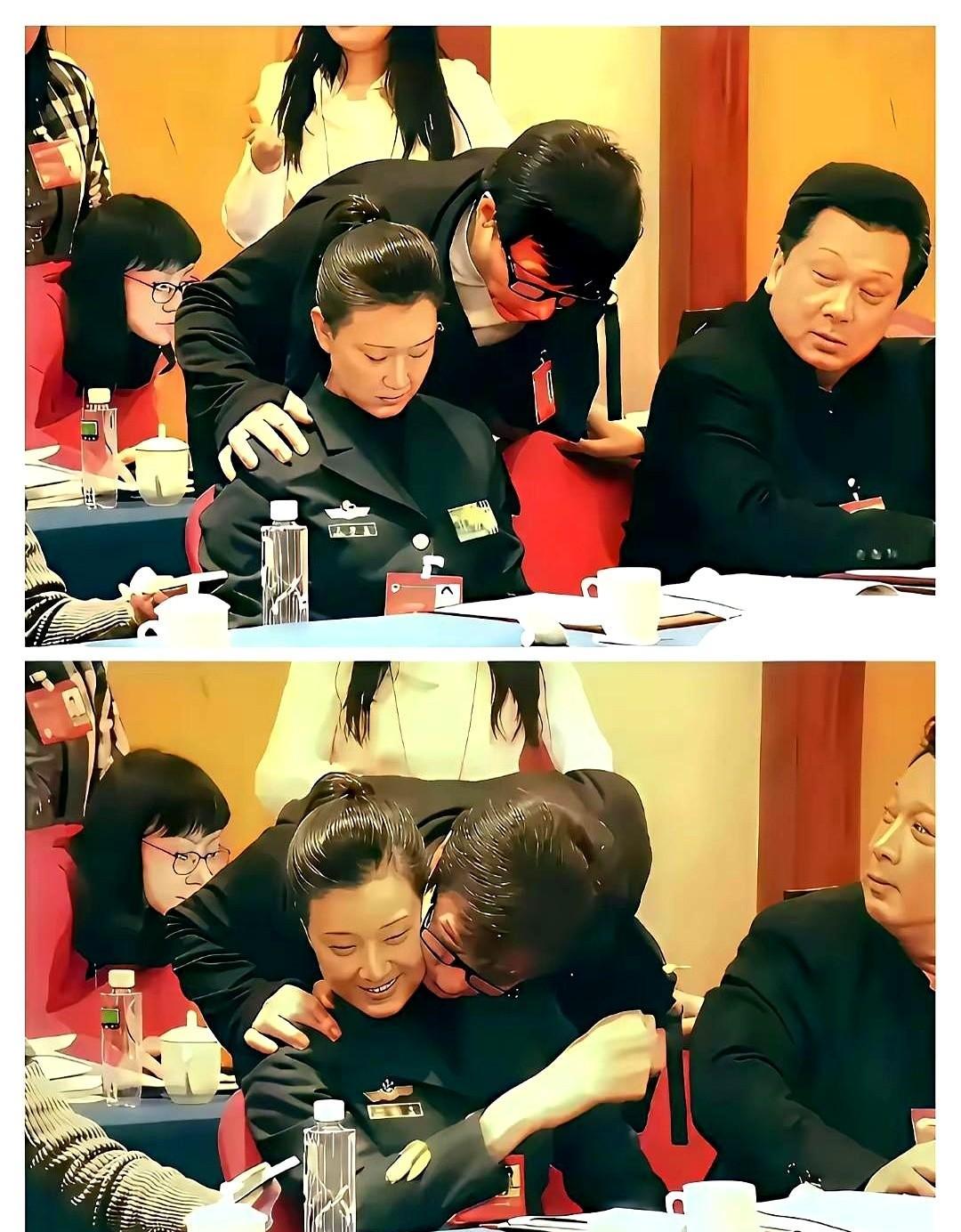 成龙当众紧紧抱住宋祖英，全场都愣住了。她轻轻挣了一下，没挣脱。别误会，这不是