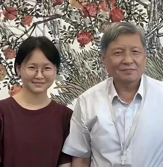 这女孩赢麻了，王树国亲自迎接。作为福耀大学的第一个学生，在校史上少不她了，更为
