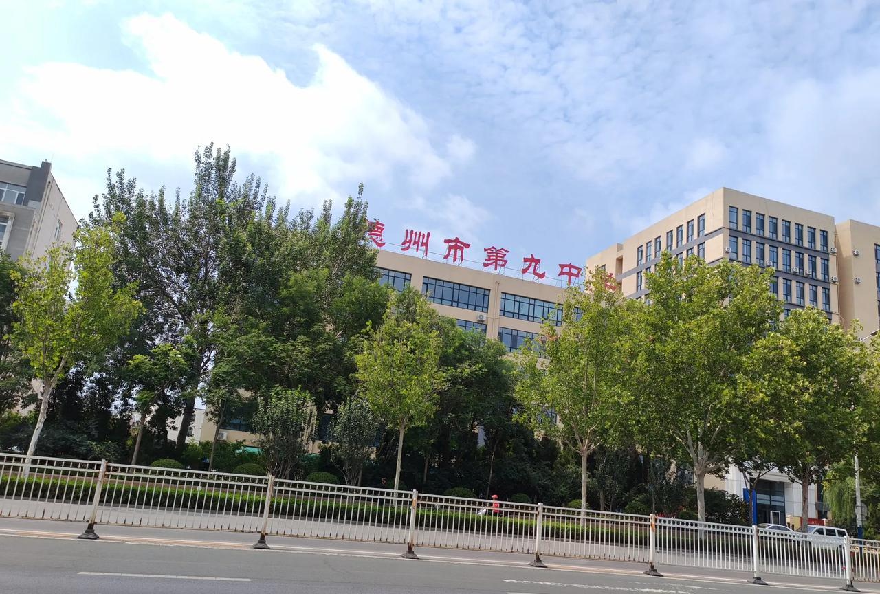 德州东地路封闭施工！由于德州九中大学路校区扩建封闭施工一个月，从7月25日至8