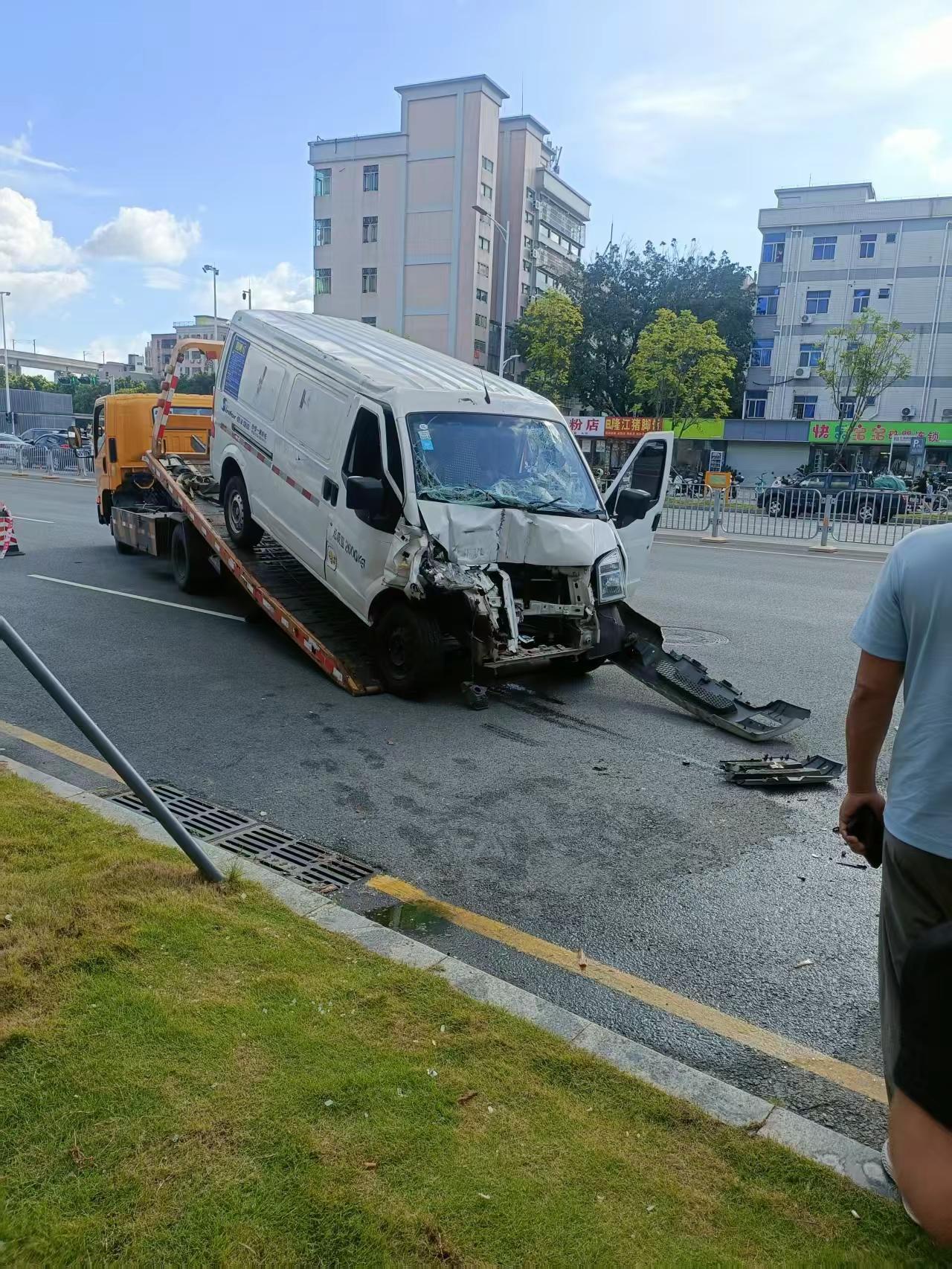 大哥下次开车慢点，这次就不要你赔了，我看你也不容易以后开车注意安全