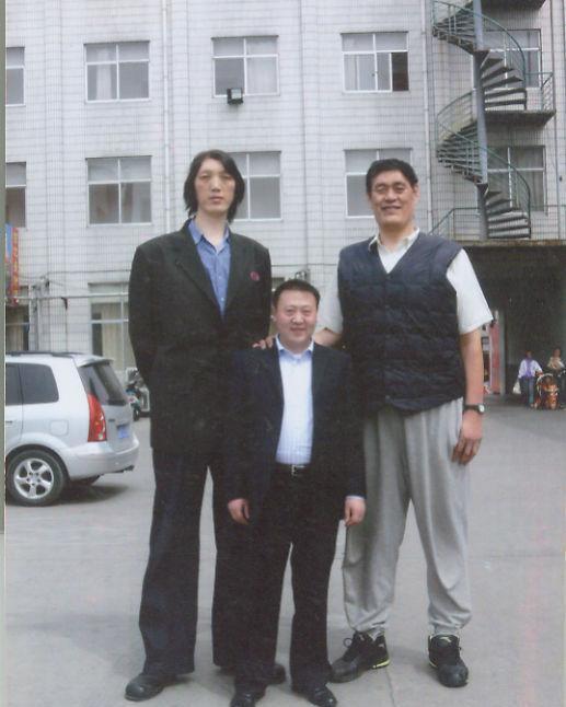 穆铁柱和朋友，一张罕见的留影，这张合影拍摄于2002年前后，地点在山东的一处厂区