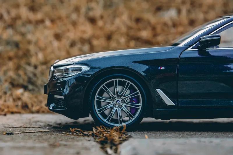 养一台宝马5系，一年花费可不少。以每年行驶2万公里算，保险费用约6717元，燃油