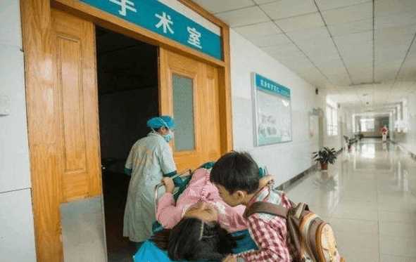 孕妇进入产房生产, 却不见丈夫身影, 大宝给妈妈安慰