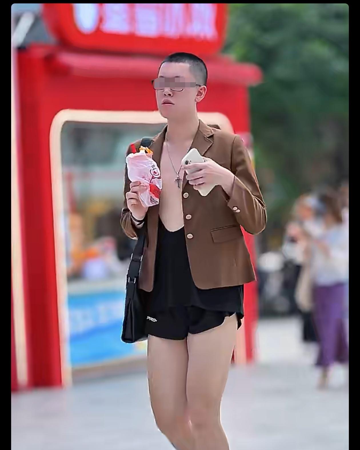 困惑，是美女吧，没兄，是甩锅吧，又没喉结。[捂脸哭]