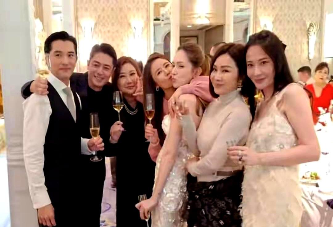 霍建华对邱泽好的不像话。邱泽夫妻一来敬酒，霍建华立马就从林心如身边起身了