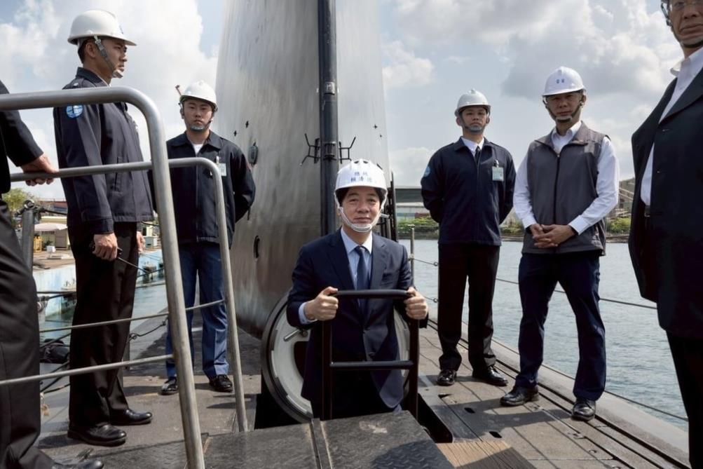 赖清德演练坐潜艇逃跑？台媒报道，赖清德今天跑到高雄登上台湾首艘自制潜艇“海鲲号”