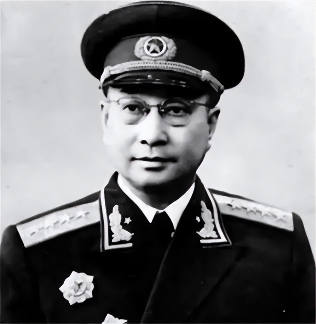 1955年大授衔时，毛主席见到陈赓，笑着问他：“怎么样，跟着我干可比老蒋