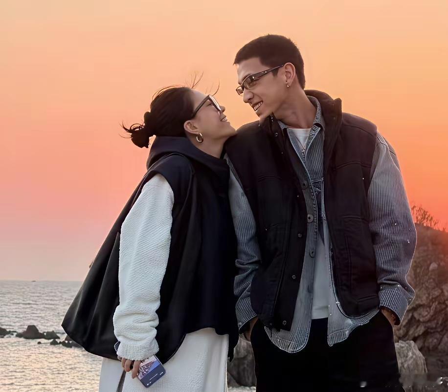 李嘉格终于听劝了，总算是看到她找了一个大帅哥了。9月份和车澈官宣离婚，车澈那一堆